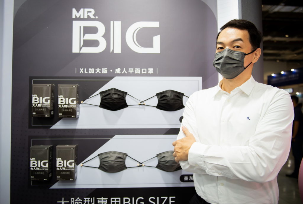 邱彥翔(全聯先生)展示「Mr.BIG大人物」口罩