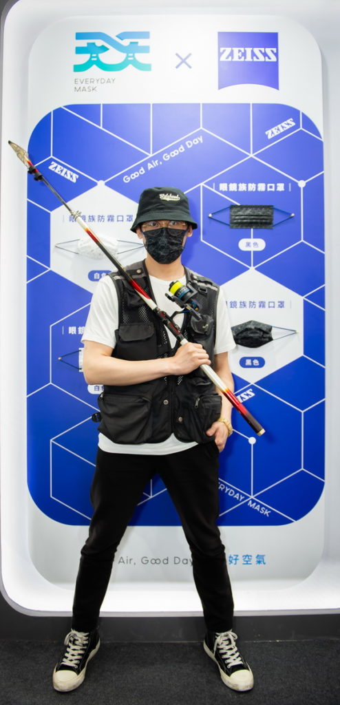 「天天x蔡司防霧口罩」利用特殊防霧膜阻隔呼吸熱氣,再搭配蔡司專業濕式清潔抗菌拭鏡紙,還給眼鏡族群清晰視野