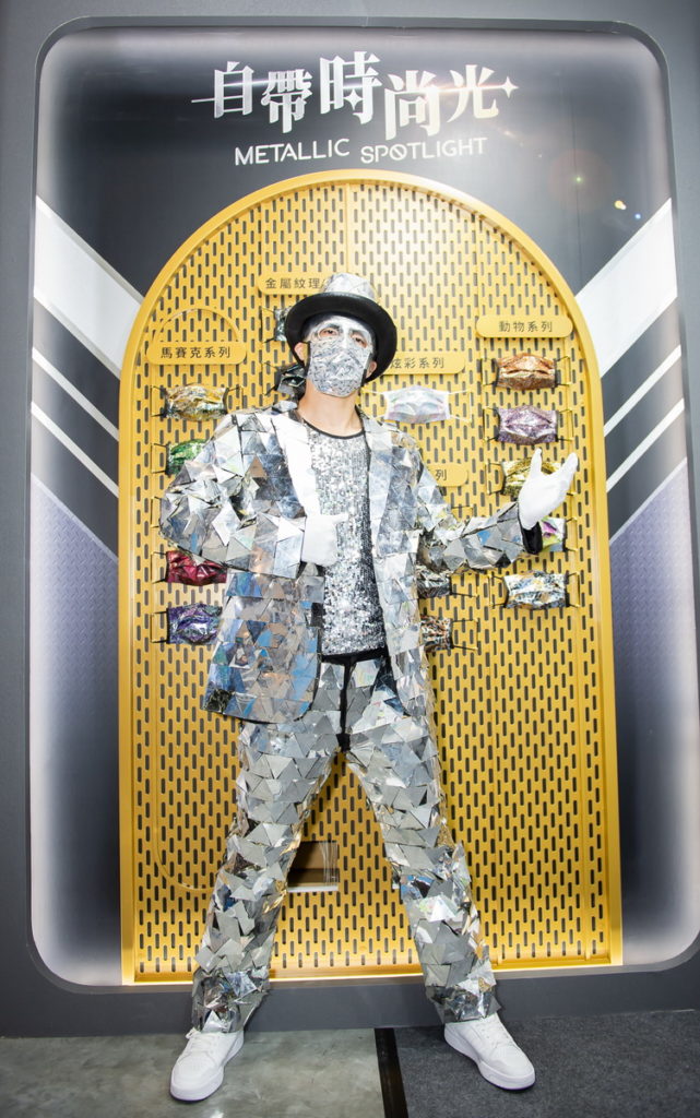 「金屬口罩」利用特殊金屬布料搭配印刷技術打造金屬光澤,讓口罩彷彿會反光