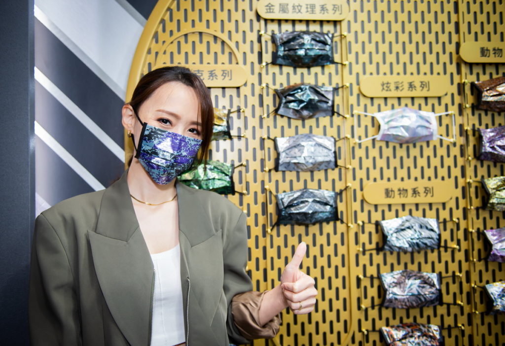 .閃靈Doris展示「金屬口罩」
