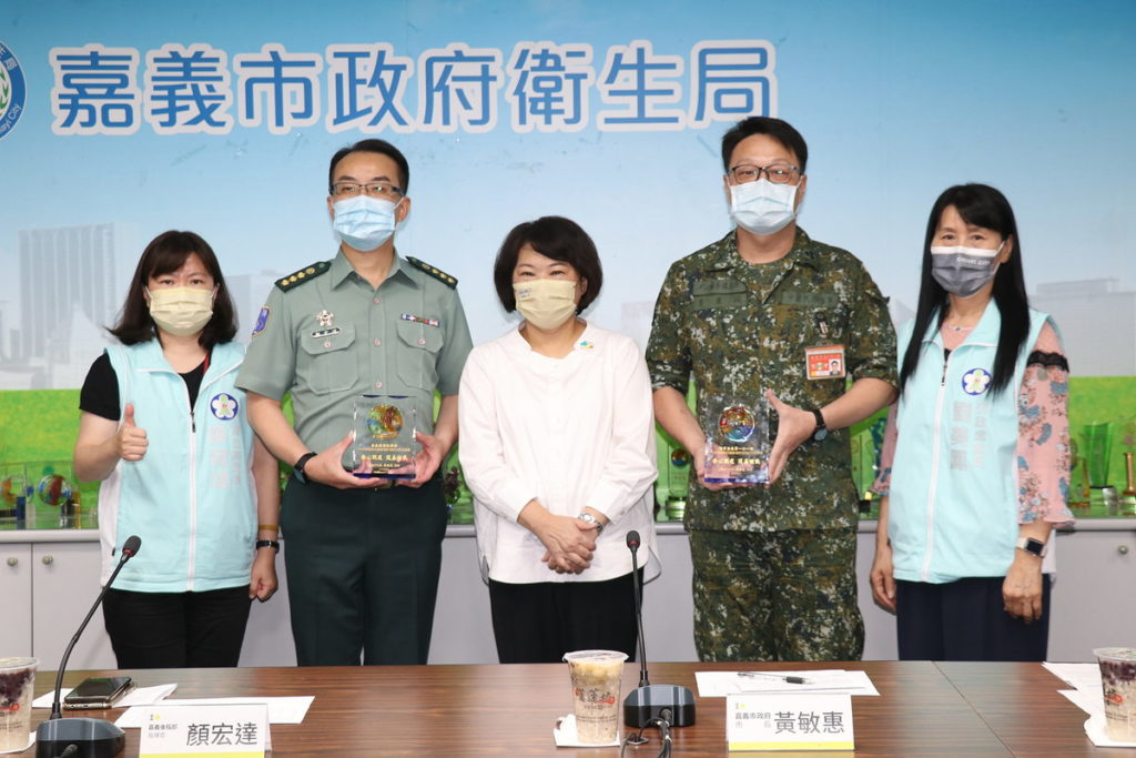 市長頒感謝牌給顏宏達上校(左二)及李秉誠上校(右二)
