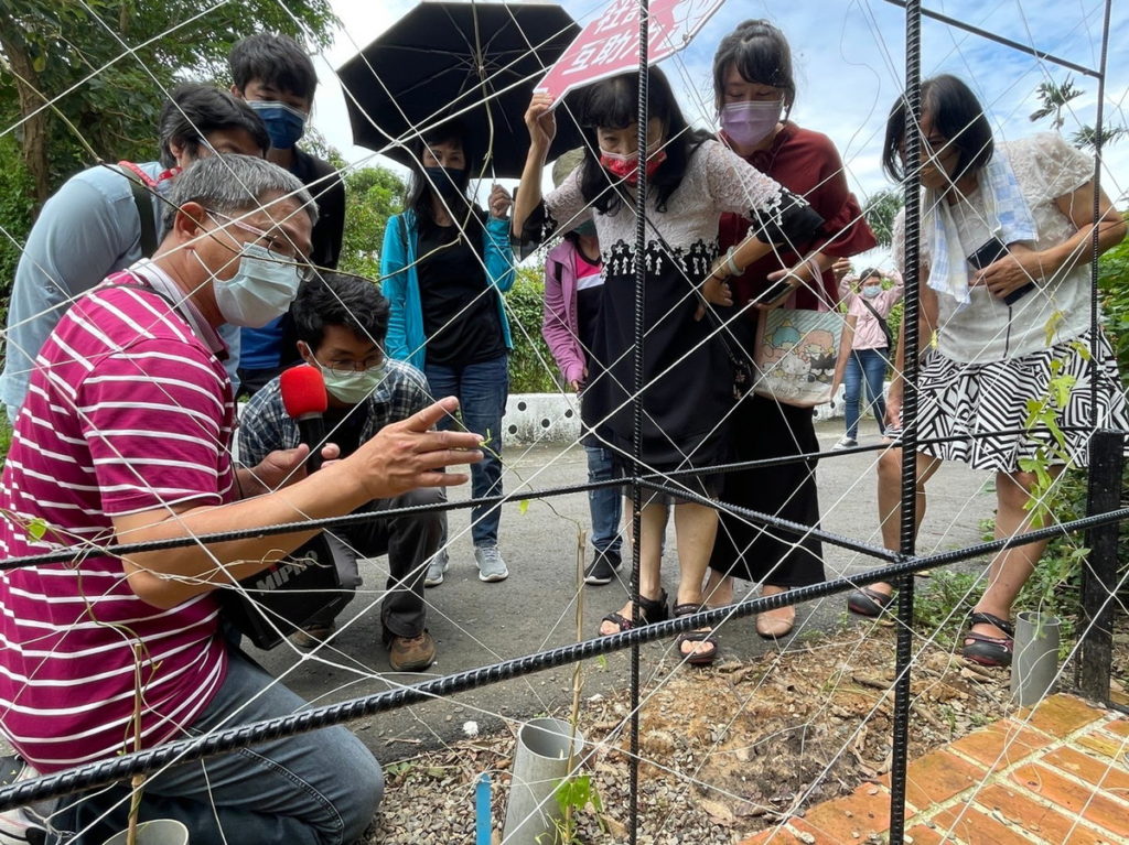 梁仁豪里長於生態營造點進行植栽選種介紹