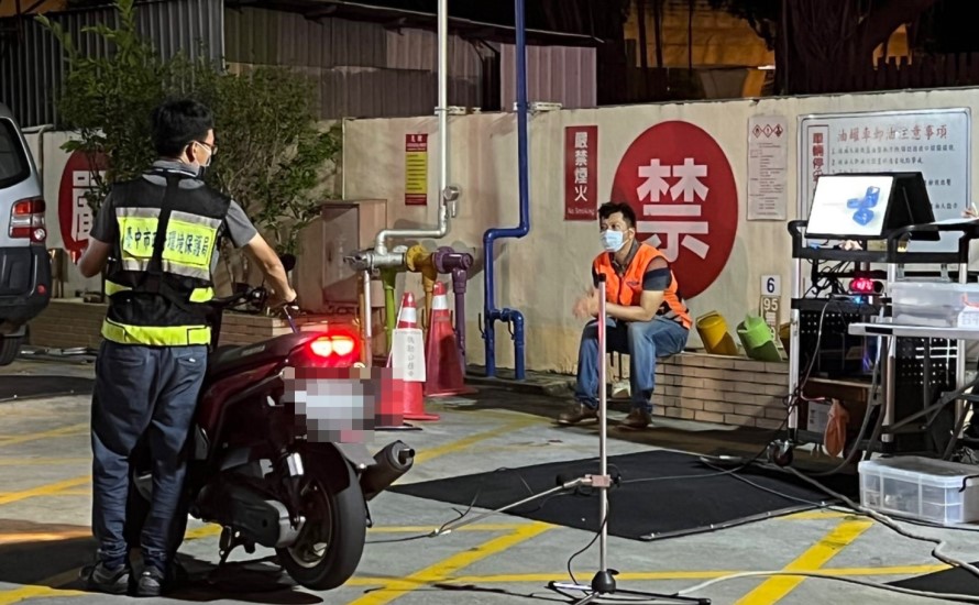 ▲警方於道路上攔查行駛噪音過大車輛,至環保局檢測站受檢 (圖/台中市警察局 提供)