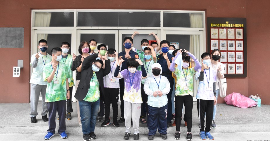 ▲「慶祝警察節!」 豐原警邀請啟智協會學童來分局採荔枝 (圖/台中豐原分局 提供)