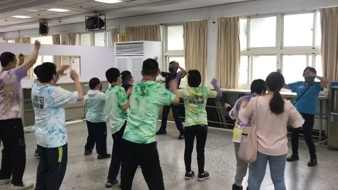 ▲警察婆婆跳舞帶動唱 (圖/台中豐原分局 提供)