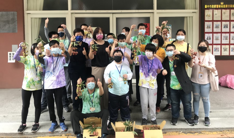 ▲學童們帶著歡樂的心情與嬌豔鮮甜的滿滿荔枝收穫賦歸 (圖/台中豐原分局 提供)