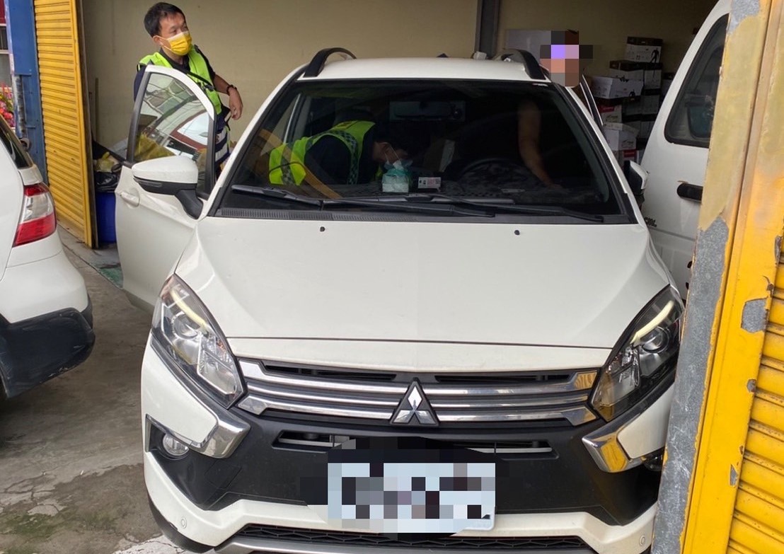 ▲45歲林男倒車操作不正確,頸部遭車門夾住,警消緊急救援 (圖/台中大甲分局 提供)