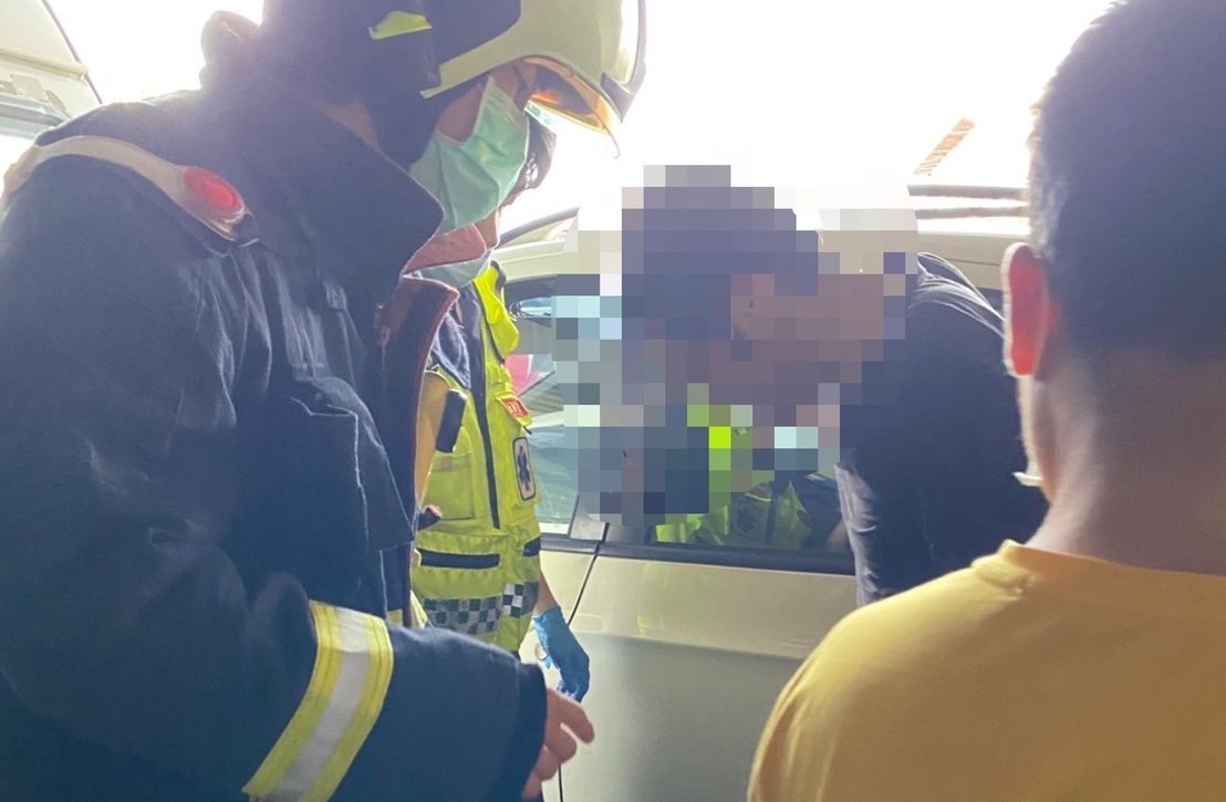 ▲警消與熱心民眾幫忙將旁邊小貨車推開,解救出遭車門夾住的林男 (圖/台中大甲分局 提供)