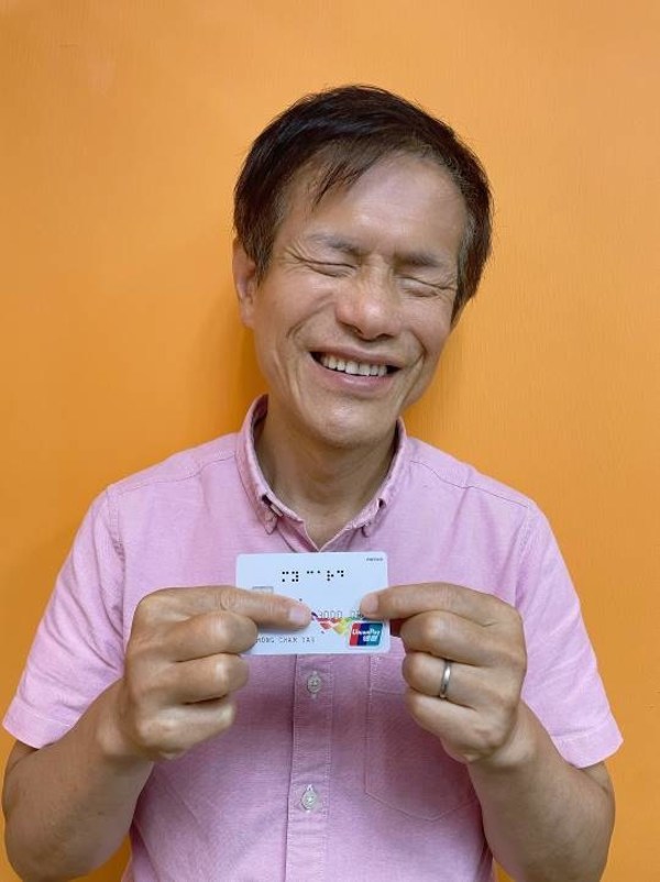 香港失明人協進會前會長莊陳有欣喜香港有首張共融卡,照顧不同人士的需要 香港失明人協進會前會長莊陳有欣喜香港有首張共融卡,照顧不同人士的需要