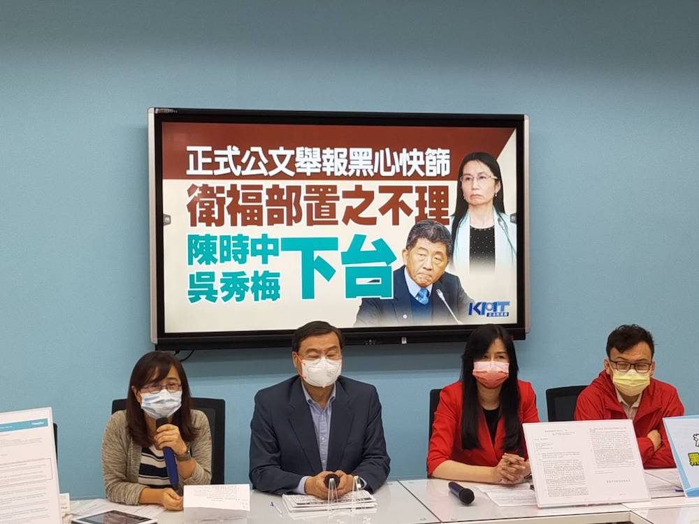 【桃園市長選戰3-3】超越林智堅、張善政爭議?賴香伶:我要走「新政治」路線 67 針對大鑫資訊公司引起的富樂假快篩案,列出多項文件,要求衛福部出面說清楚,16日國民黨團召開記者會,揭露富樂快篩試劑的製造,都是在中國大陸產製,沒有一劑是美國製造。