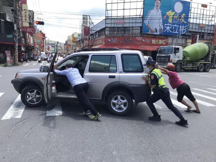 路虎車半路拋錨卡路中 暖警頂烈陽推車助脫困