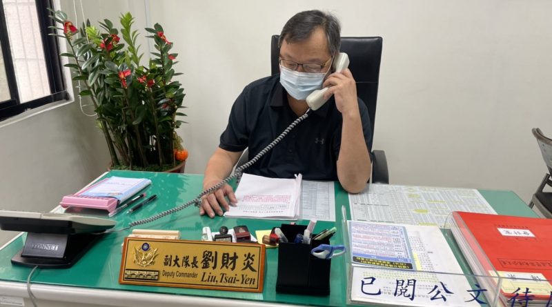 圖片說明:臺中市政府警察局交通警察大隊劉副大隊長財炎平日勞心公務。 (記者江雁武翻攝)