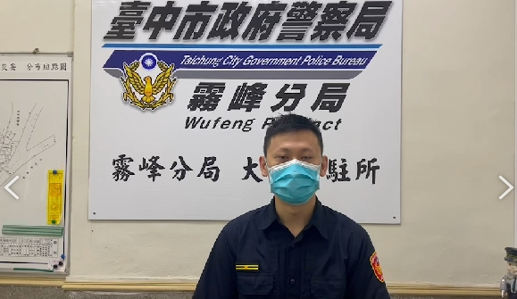 圖片說明:大里分駐所副所長鄭仲淯自錄受訪。(記者江雁武翻攝)