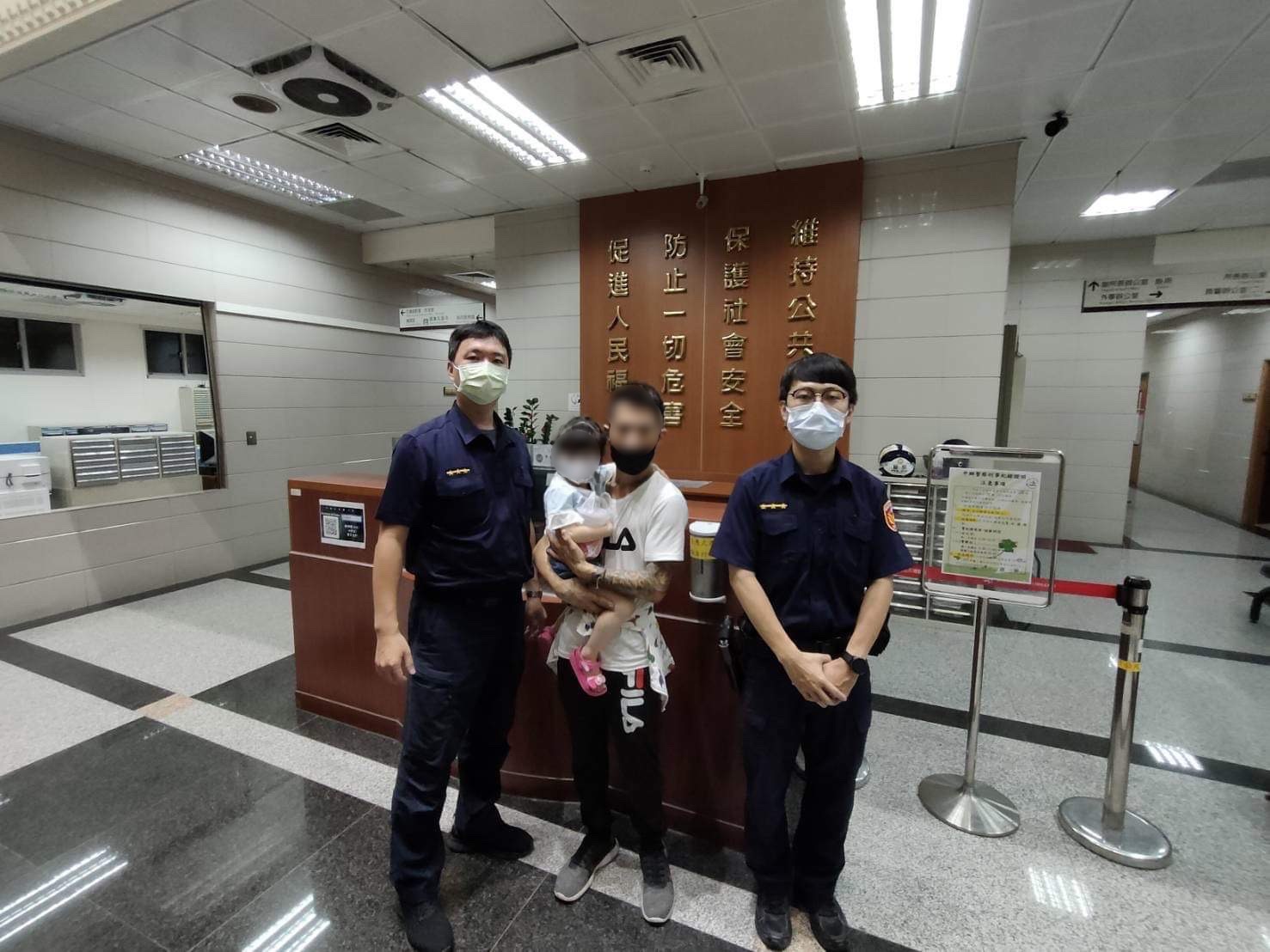 士林分局文林所警員潘奎融、易俊成熱心協助民眾及時協助找回可愛的心肝寶貝