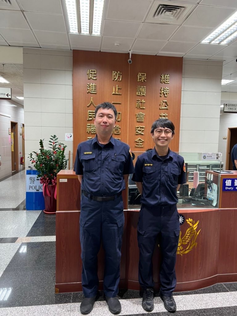 士林分局文林所警員潘奎融、易俊成熱心協助民眾及時協助找回可愛的心肝寶貝