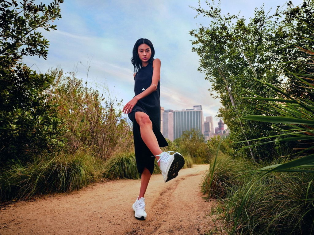 鄭浩妍認為 adidas New Capsule 運動休閒系列顯現出簡約設計、舒適合身和時尚美感之間的平衡