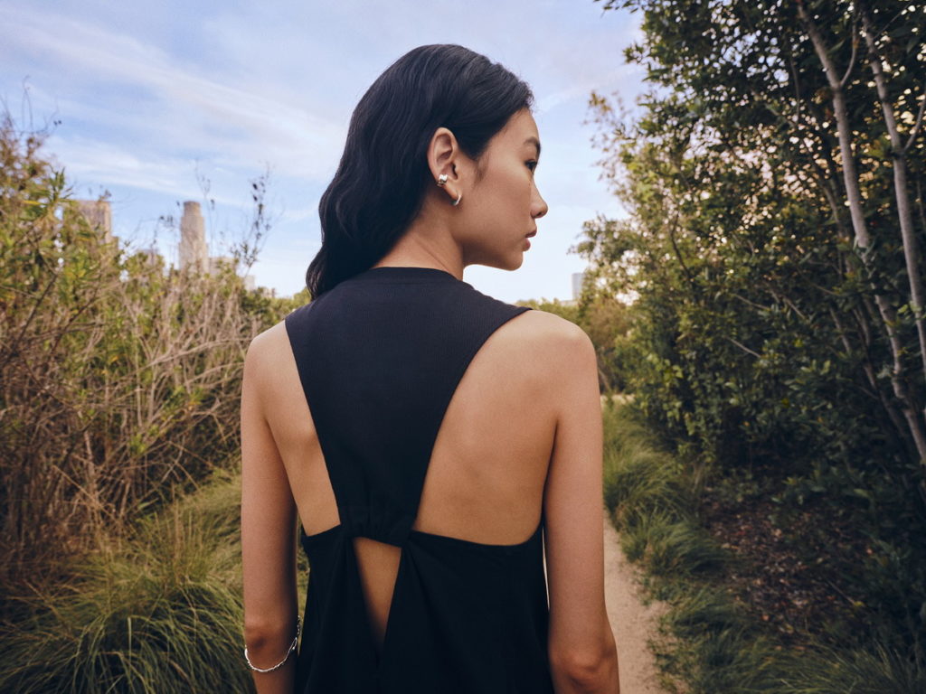  Z世代女星鄭浩妍穿上螺紋開岔長洋裝，以特殊的挖背設計彰顯個人魅力