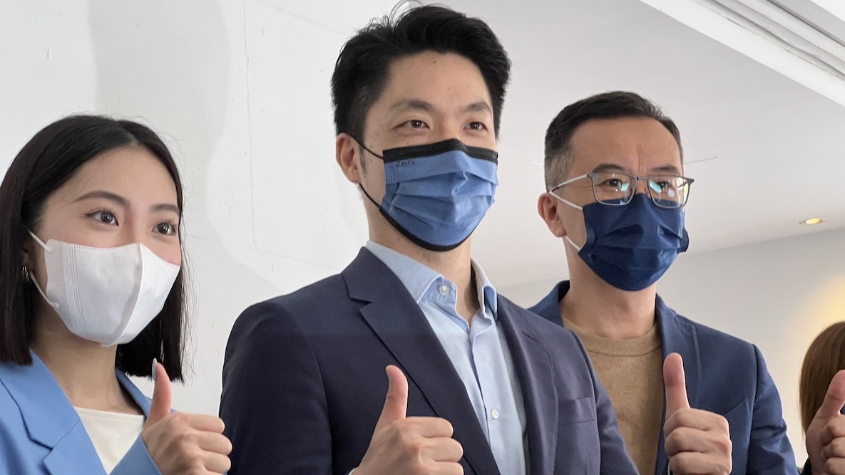 23歲年輕飛官殉職 蔡英文赴高雄親頒褒揚令 囑國防部照顧遺族 60 台北市長參選人、國民黨立委蔣萬安與團隊新人事合影。