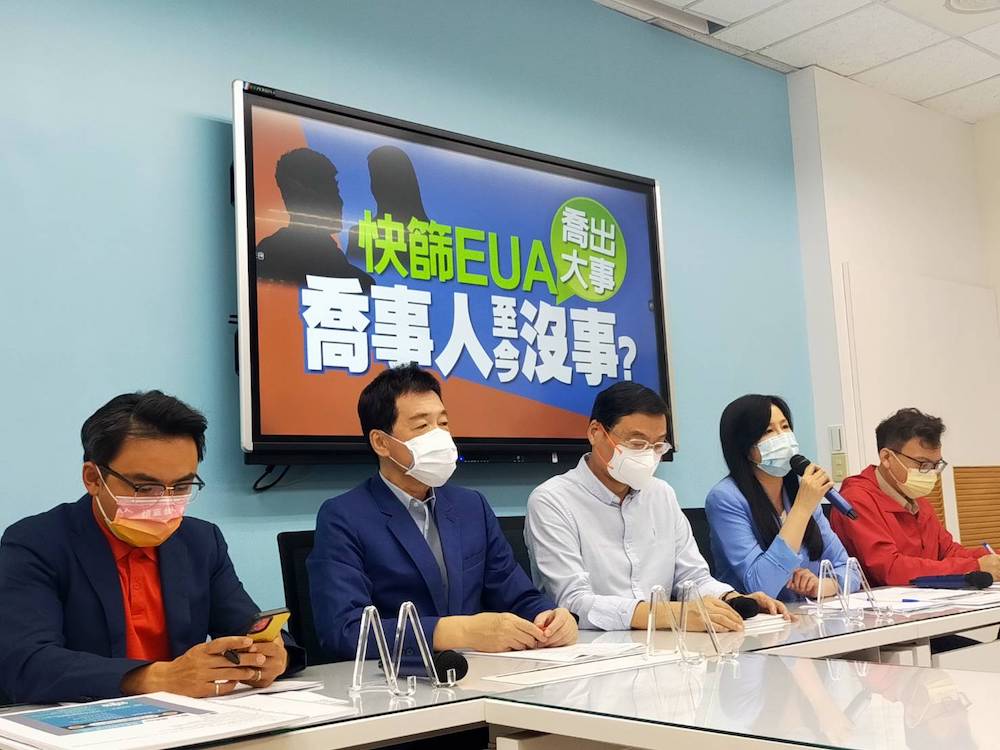 【有影】國民黨團指確診死亡率超過萬分之13 批民進黨心中只有選舉 39 國民黨團17日上午召開記者會,指出大鑫資訊背後協助申請富樂EUA的「邵博士顧問公司」,宣稱與食藥署關係相當密切。(2)