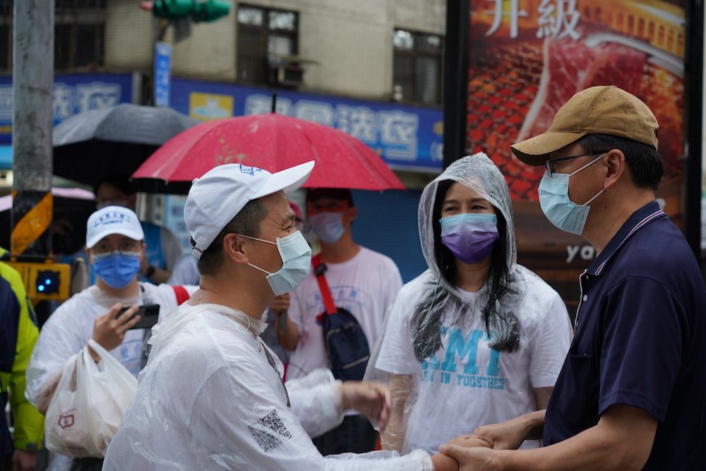 前台北市議員羅智強展開行腳桃園，前行政院長張善政在臉書上，貼出巧遇羅和立委萬美玲的照片。