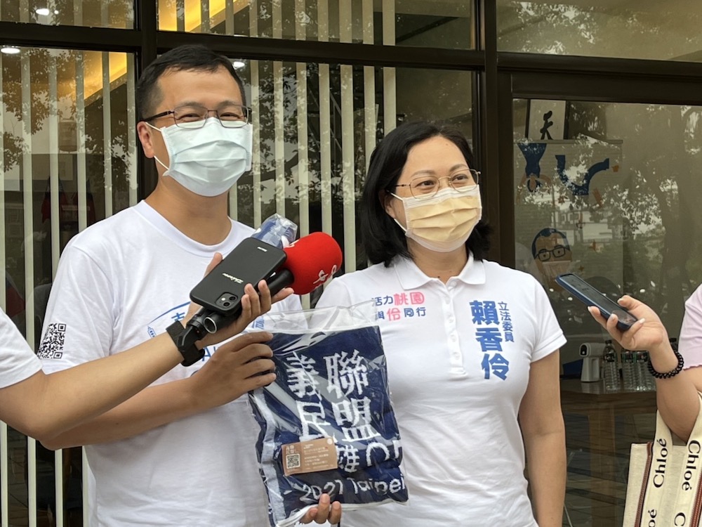 前台北市議員羅智強和民眾黨立委賴香伶同台。