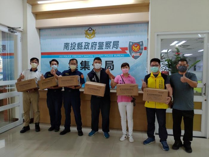 南投縣議員暨救國團贈送快篩試劑 守護集集警執勤安全