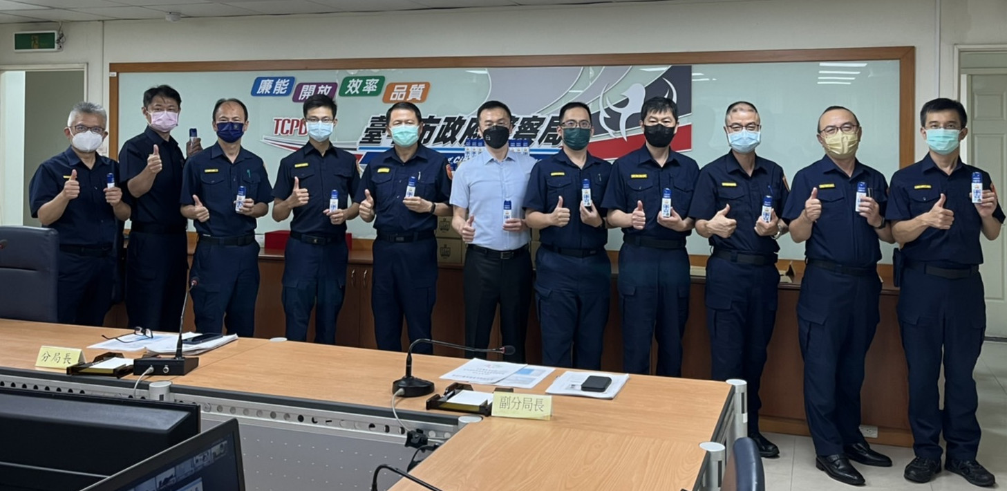 圖片說明:分局長陳家銘感謝市議員陳政顯情議相挺,並與分局幹部合影。(記者江雁武翻攝)