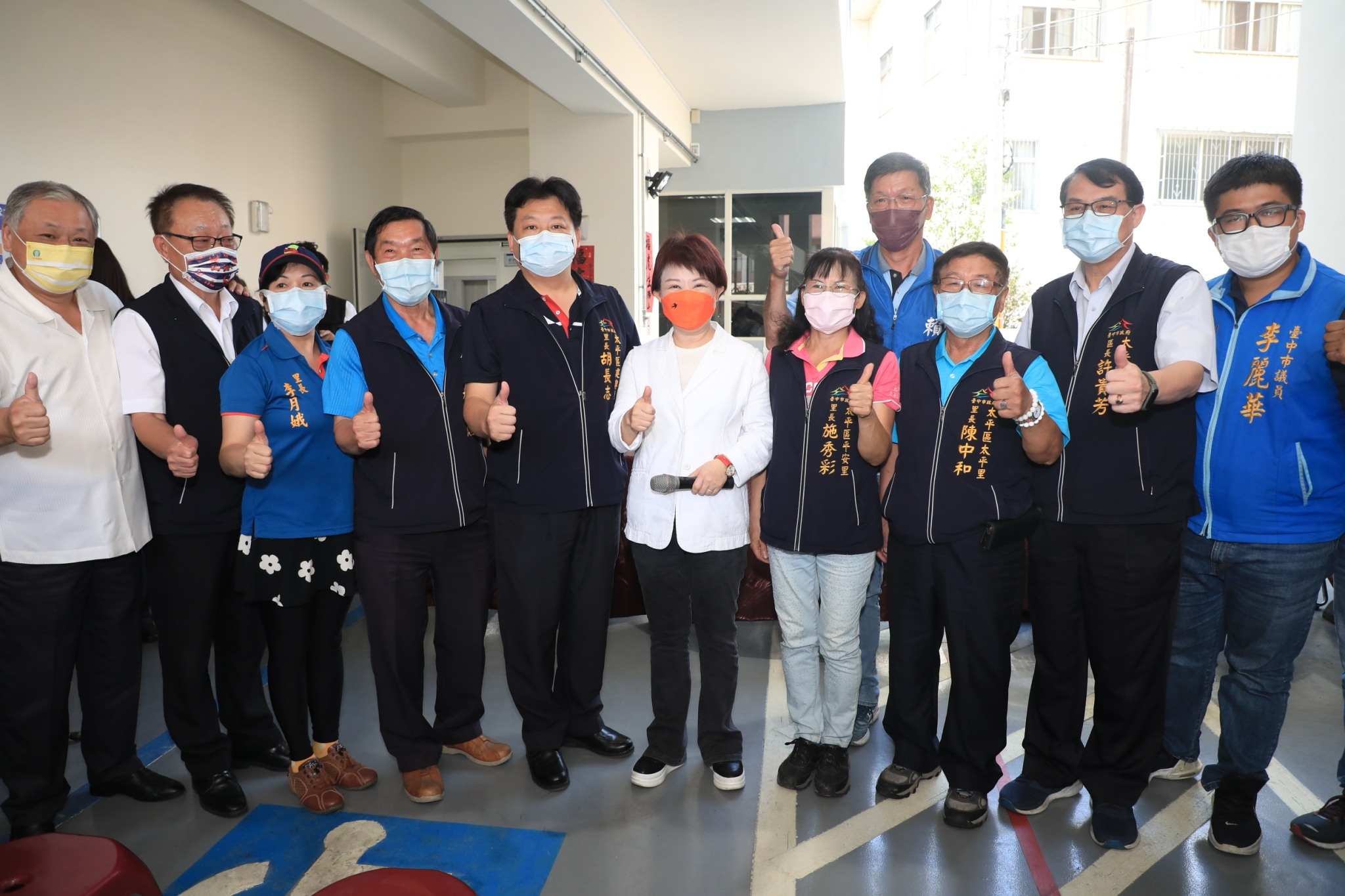 圖片說明:盧市長與消防局第三救災救護大隊太平分隊廳舍工作人影合照。(記者江雁武翻攝)