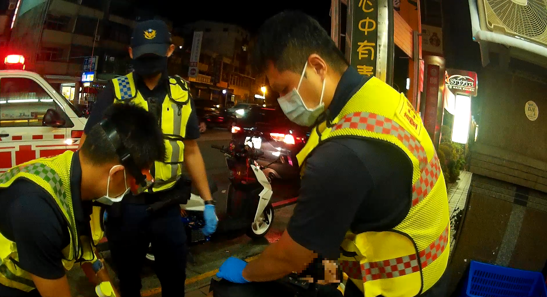 圖片說明:五分北屯所警消合力將男子抬上擔架送醫救護。(記者江雁武翻攝)