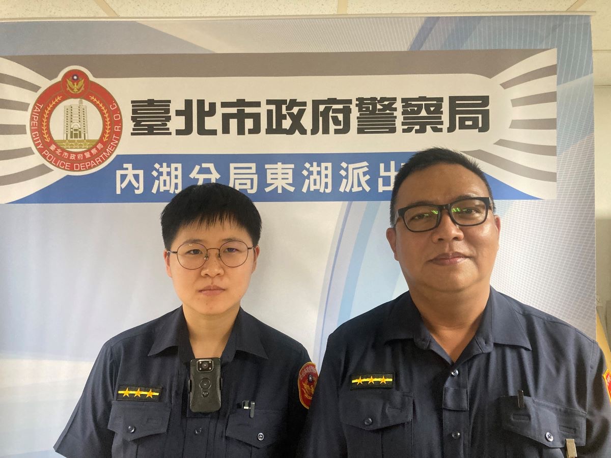 圖片說明:東湖派出所警員張瀞云左、潘坤仕右。(記者宋紹誠翻攝)