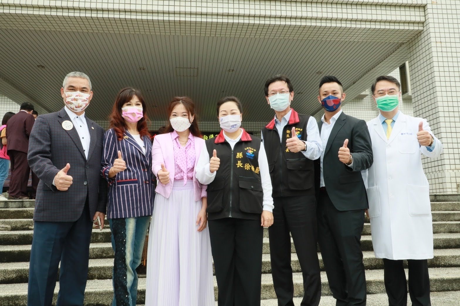 圖片說明:總監游世一(左一)號召國際獅子會逾1.5萬人,辦理「全球五大志業暨聯合擴大社會服務」活動,捐出逾100台各式救護及消防車輛。(圖/國際獅子會提供)