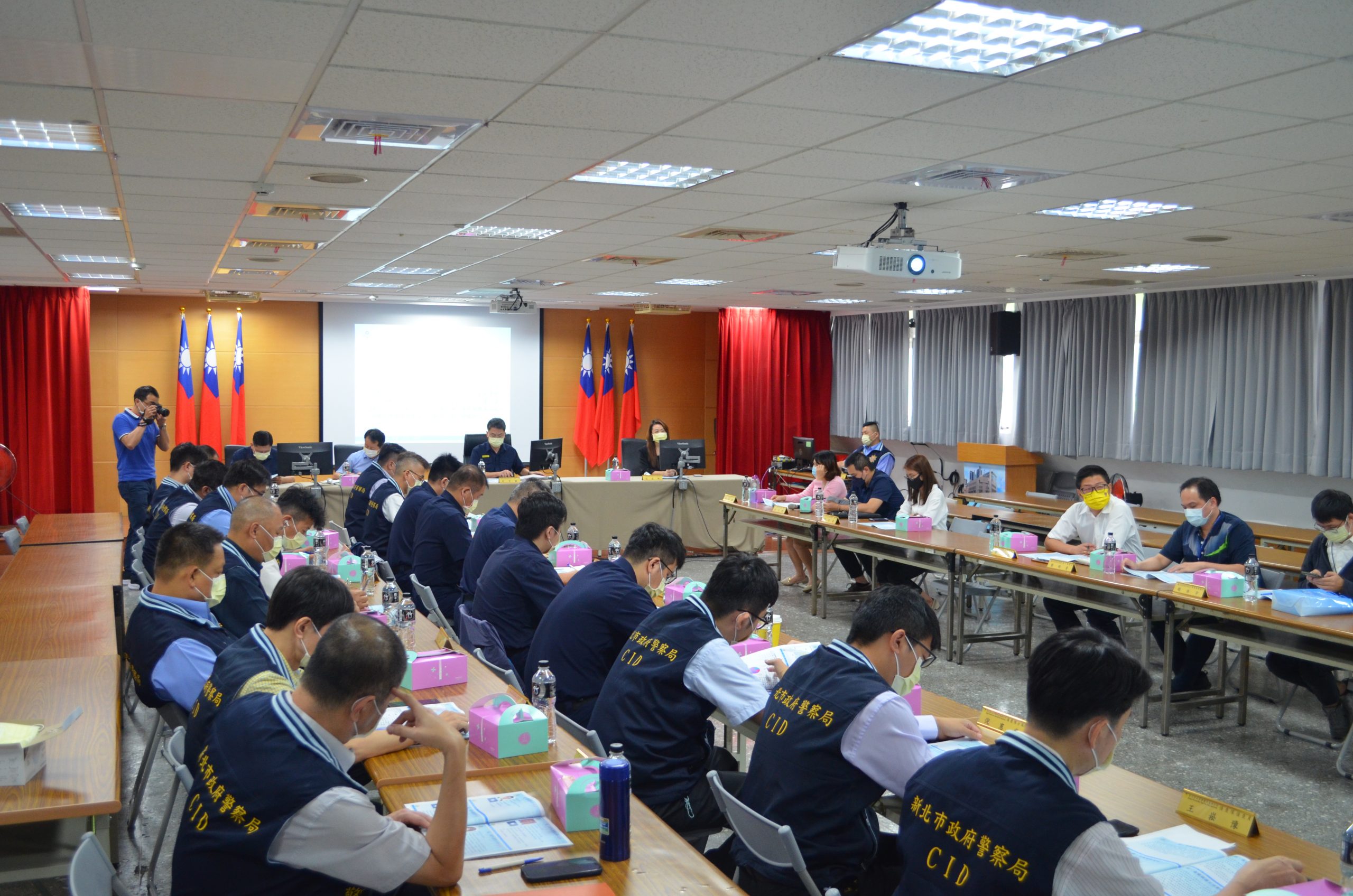 圖片說明:文林所警員潘奎融、易俊成日前接獲民眾電話報案女童走失請求協尋。(記者馬治薇翻攝)