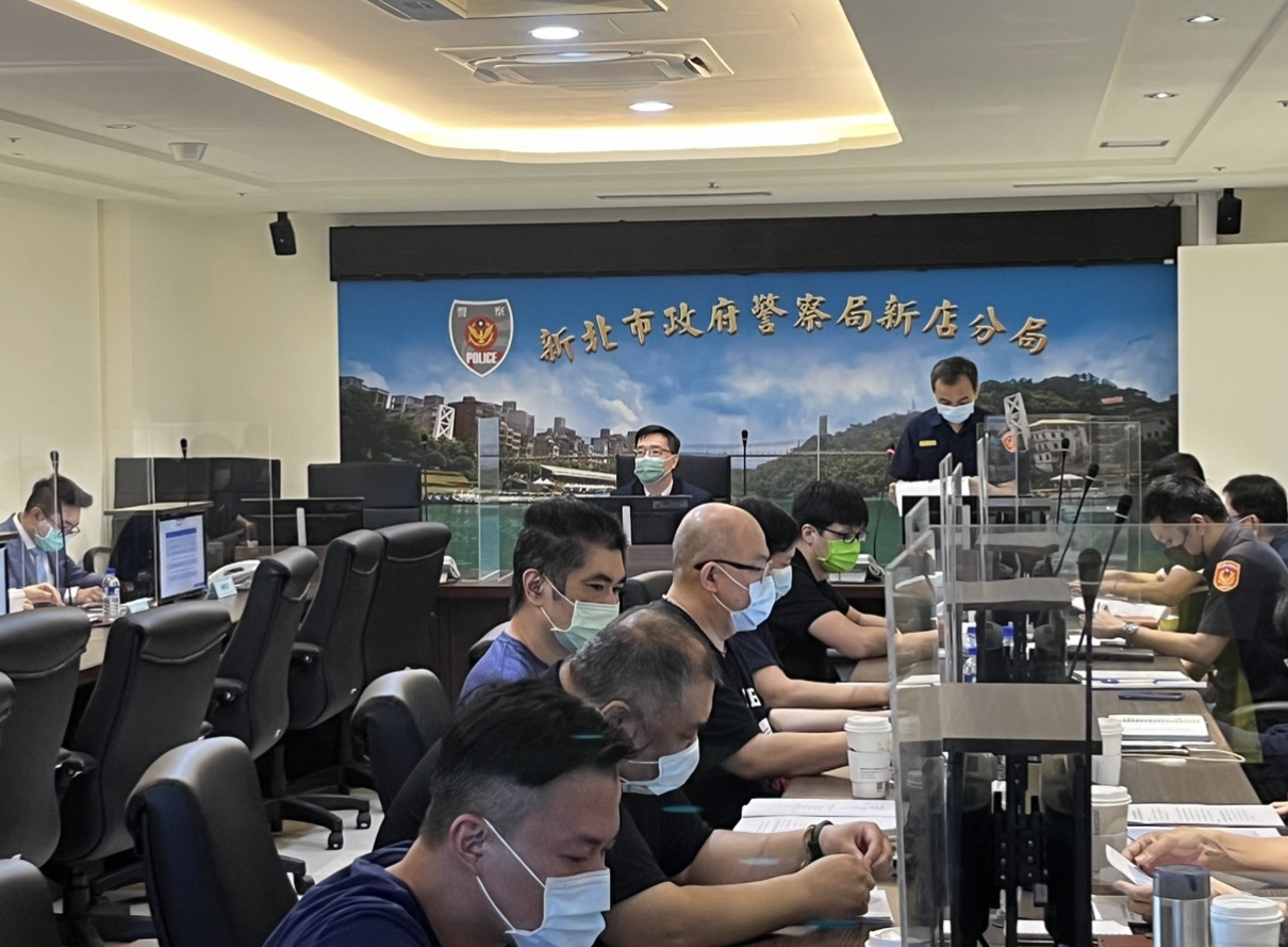 圖片說明:新店分局邀請臺北地檢署主任檢察官蔡偉逸及御組檢察官李頲翰及新北市刑事警察大隊大隊長蕭瑞豪率查賄人員蒞臨參加聯訪會議。(記者戴昱弘翻攝)