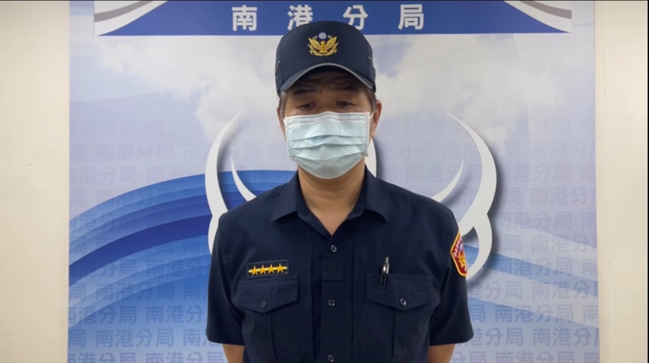 圖片說明:南港派出所副所長陳俊隆說明畫面。(記者林鈞澤翻攝)