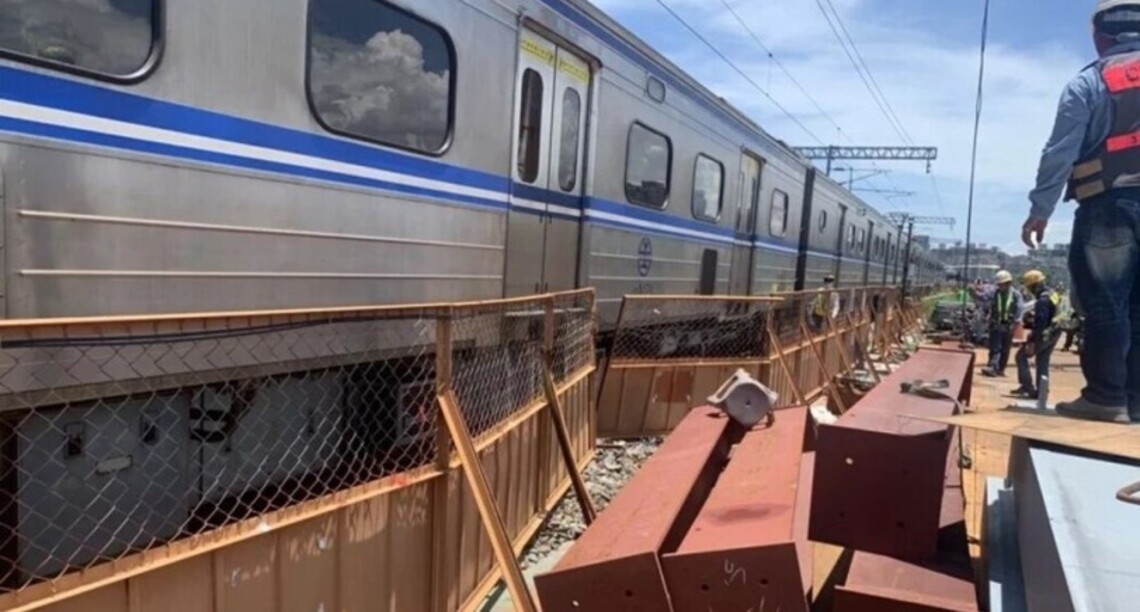 台南鐵路地下化工程鋼樑擦撞列車