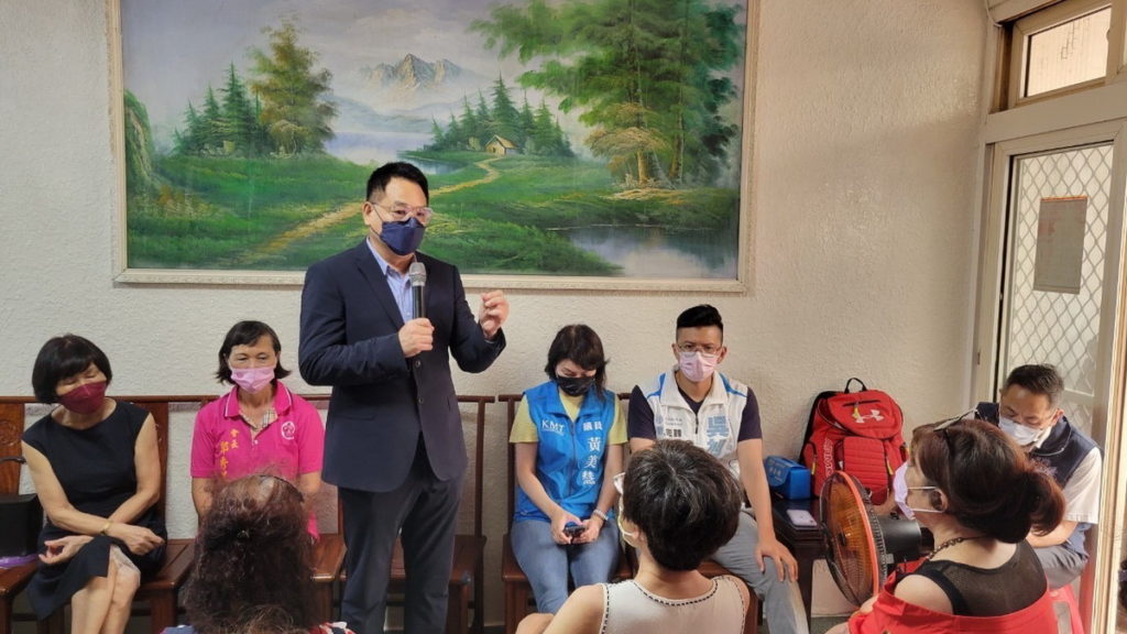 國民黨新竹市長參選人林耕仁勤跑客廳會,把握機會與基層民眾搏感情。(圖:翻攝自林耕仁臉書)