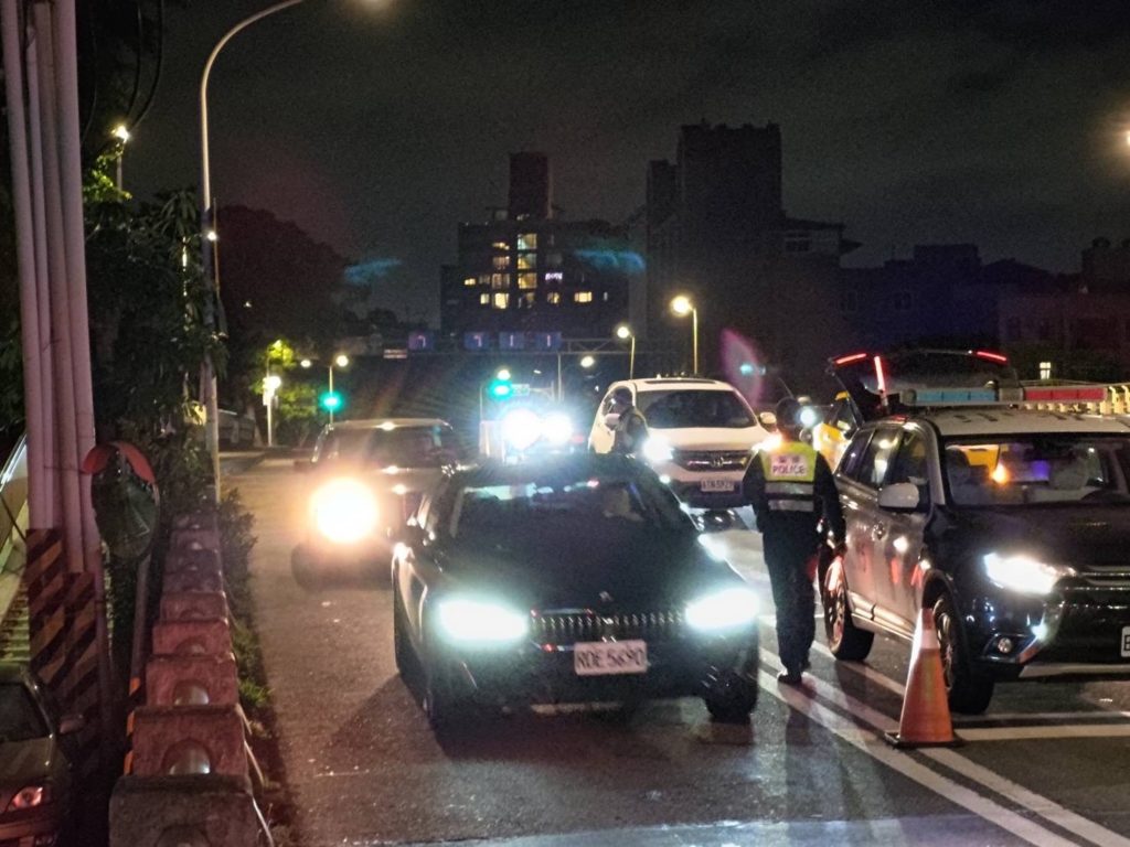 士林分局 於6月份起規劃組合警力,於仰德大道與至誠路、格致路與菁山路、馬槽花藝村前等路口執行區段式路檢勤務,機動增設路檢點