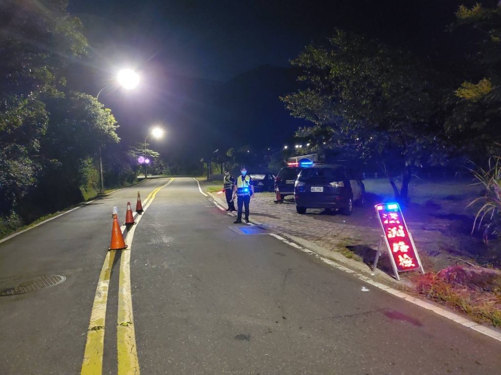士林分局 於6月份起規劃組合警力,於仰德大道與至誠路、格致路與菁山路、馬槽花藝村前等路口執行區段式路檢勤務,機動增設路檢點