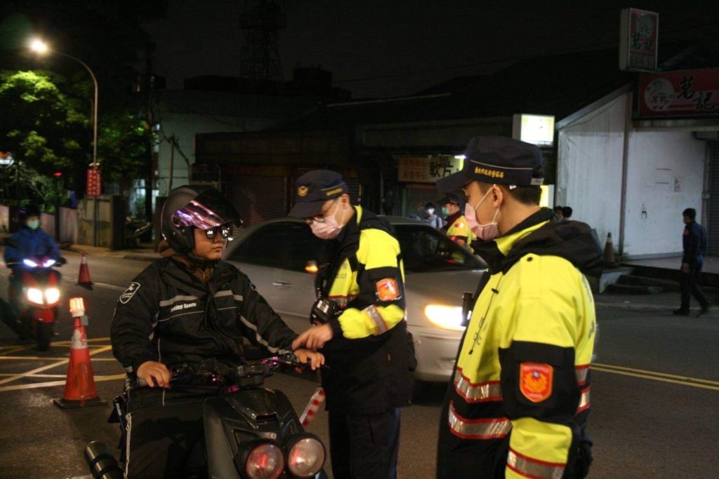 士林分局 於6月份起規劃組合警力,於仰德大道與至誠路、格致路與菁山路、馬槽花藝村前等路口執行區段式路檢勤務,機動增設路檢點