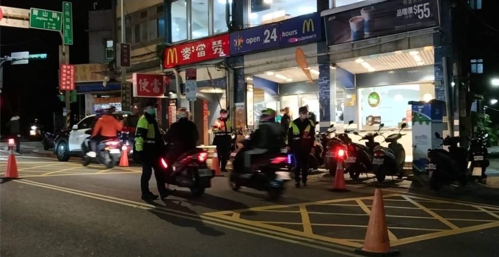 士林分局 於6月份起規劃組合警力,於仰德大道與至誠路、格致路與菁山路、馬槽花藝村前等路口執行區段式路檢勤務,機動增設路檢點