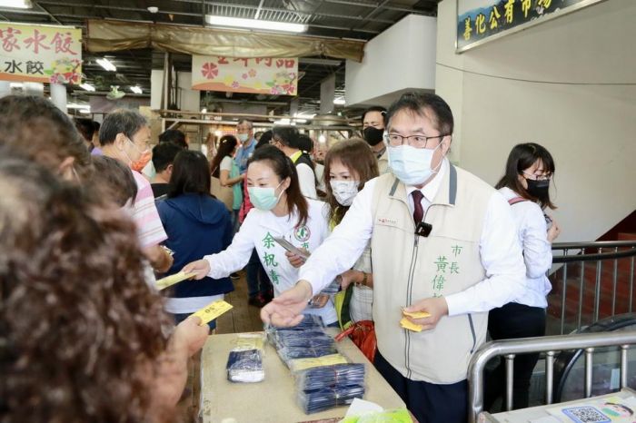 黃偉哲快閃善化市場 送50元抵用券衝買氣
