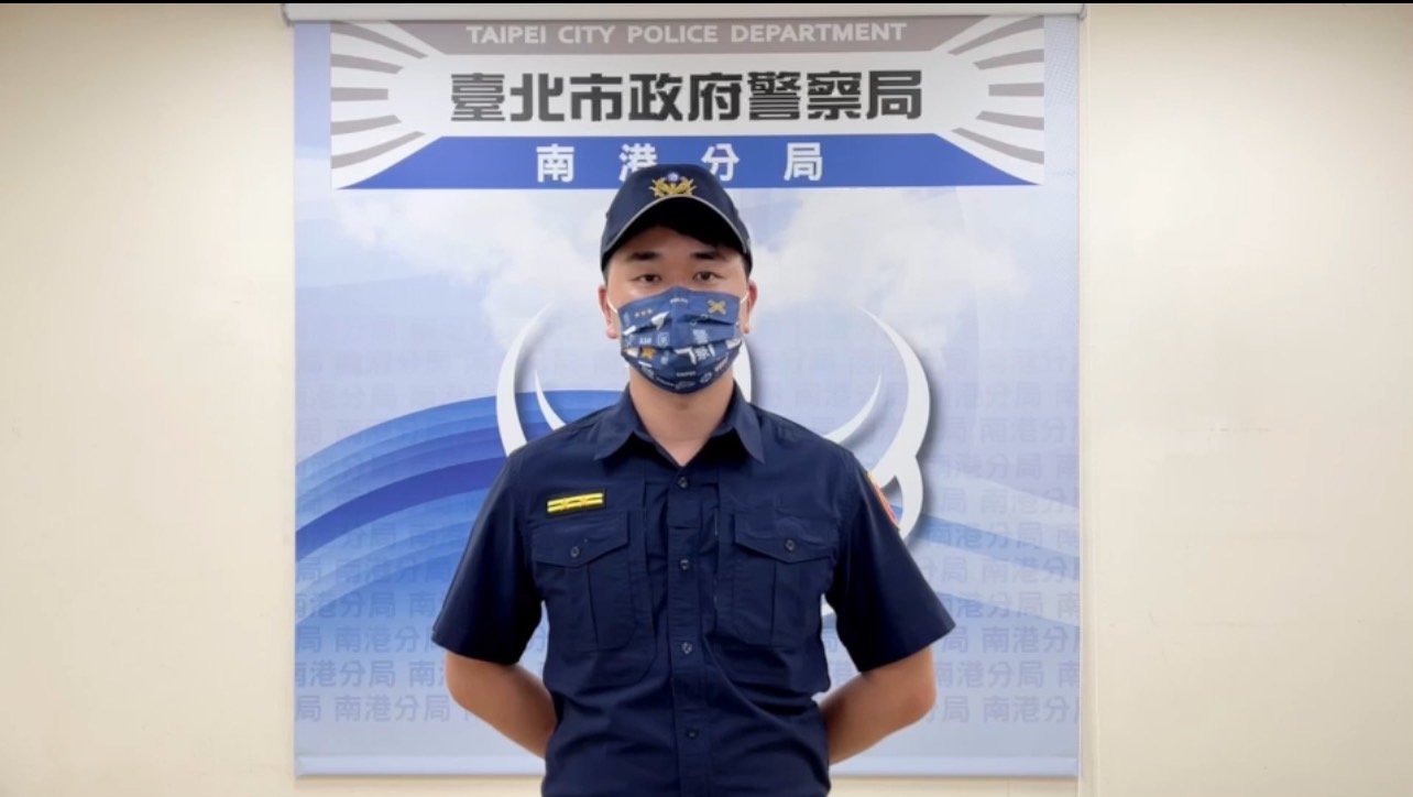 圖片說明:南港派出所所長林承緯說明畫面。(記者林艷林翻攝)