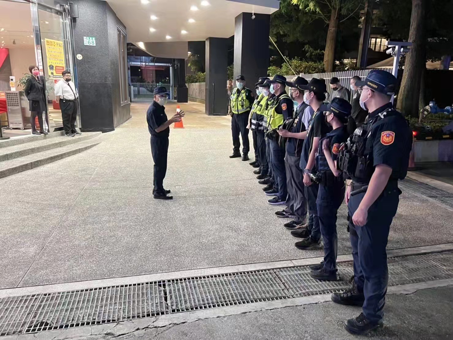 圖片說明:林口分局結合第三方警政聯合稽查KTV,維護公共安全及社區安寧環境。(記者吳萍翻攝)