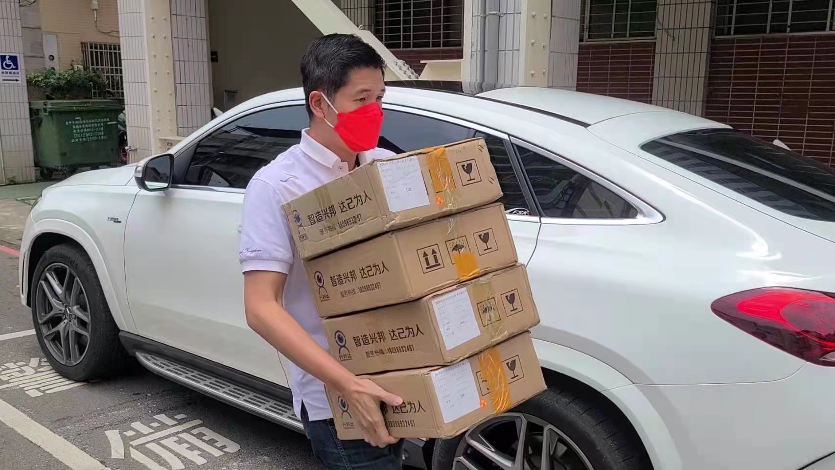 圖片說明：慶祝警察節，愛心企業幸陽建設楊总捐贈二千快篩試劑與心靈能量書籍12本给台中员警。(記者吳萍翻攝）