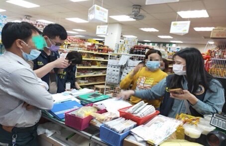 圖片說明:專案小組兵分多路至相關店家及處所執行搜索、拘提。(記者張依維翻攝)
