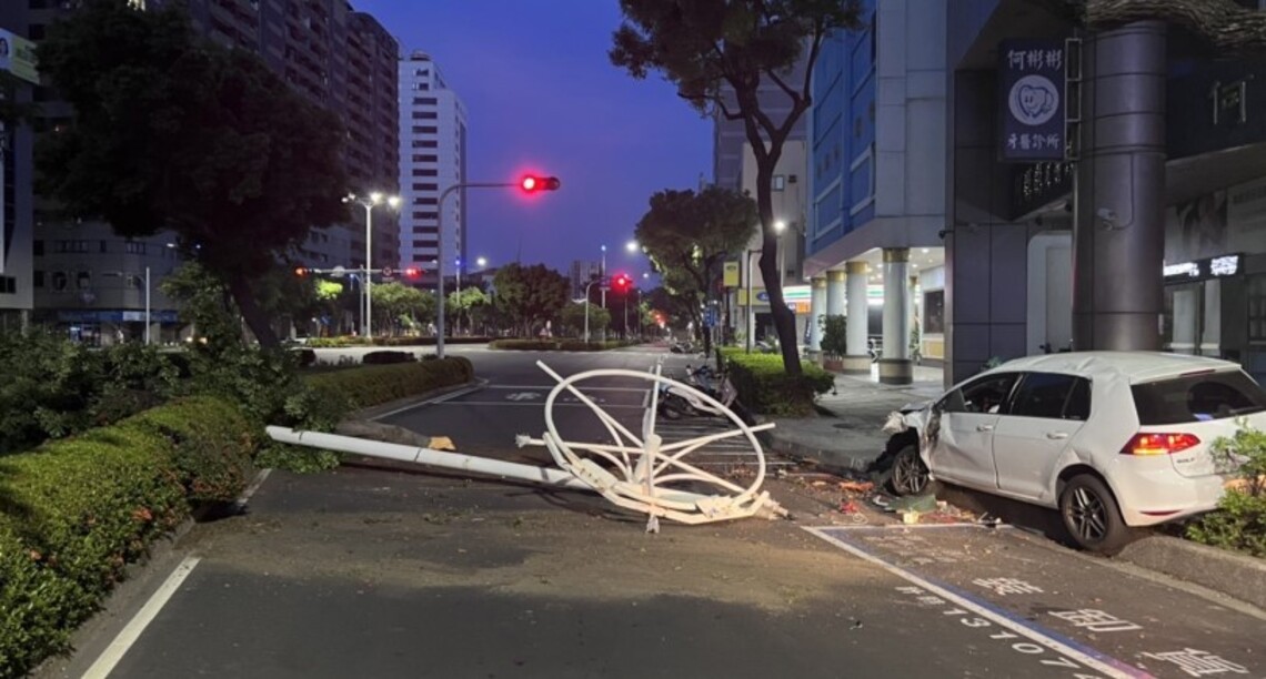 酒駕撞擊分隔島上燈桿倒   駕駛幸僅輕微擦挫傷   警依公共危險罪送辦