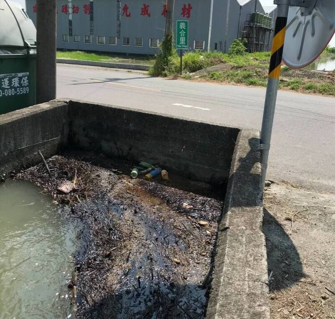 台南西港遭偷倒廢油緊急攔截