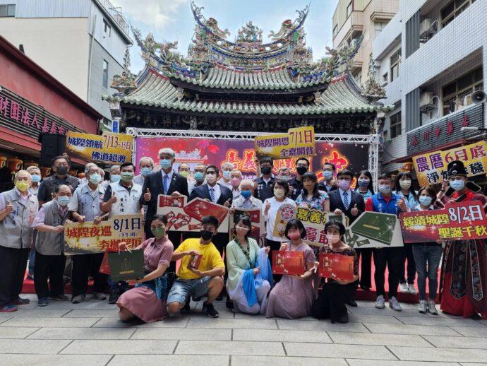 ▲嘉義城隍廟賴永川董事長&嘉義市長黃敏惠等大合照。(圖/嘉義城隍廟提供)