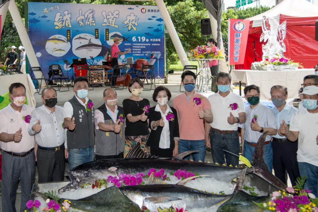 宜蘭縣長林姿妙今(19)日到台北希望廣場參加蘇澳區漁會「南方澳鮪娓道來」活動。(圖/宜蘭縣政府提供)
