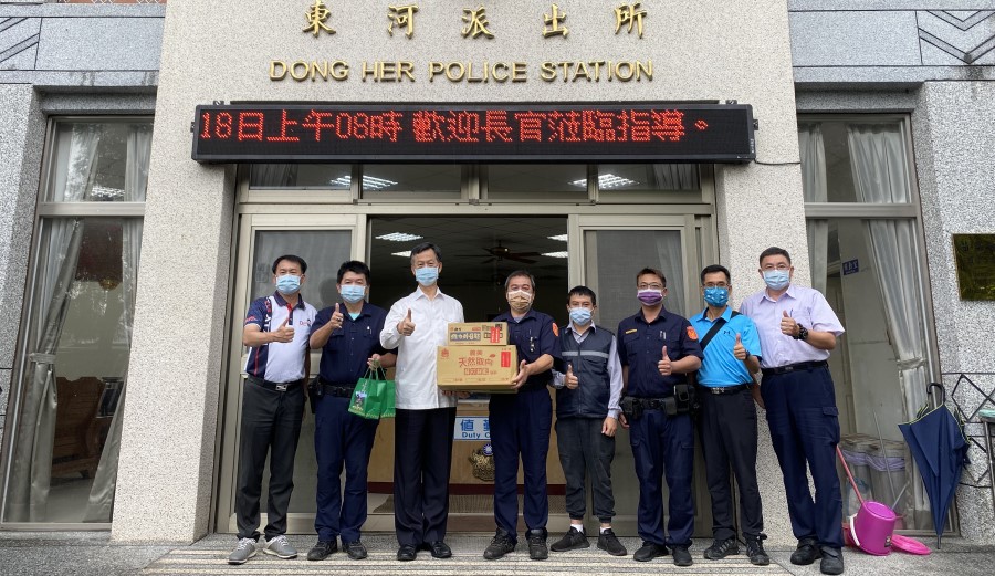 ▲警察局長陳武康慰問東河派出所員警與協勤人員     (圖/苗栗縣警察局 提供)